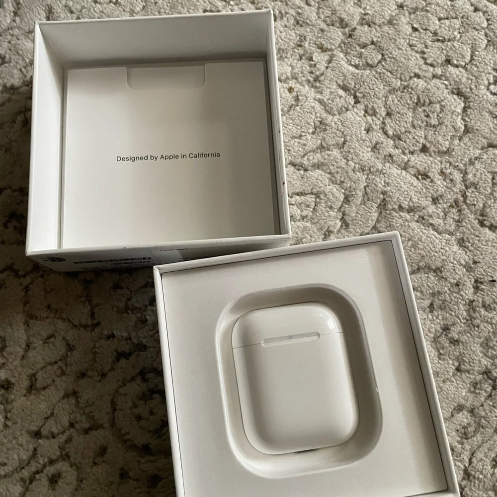 Apple White Earbud Headphones - Picture 2 of 3